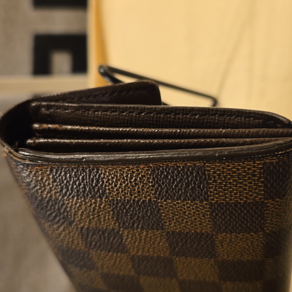 Louis Vuitton wallet in iconic Damier Ebene coated canvas with gold hardware - Picture 5 of 12